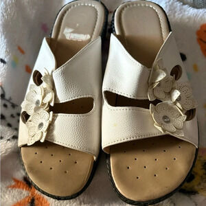 Women’s Sandals Size 7.5 W white with flowers